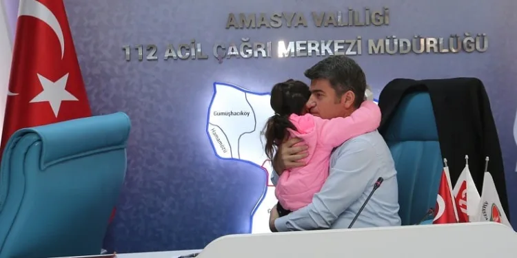 Küçük kız toplantıda Vali Bakan’a sarıldı: “İnsanı yaşat ki devlet yaşasın”