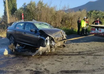 Bursa’da iki otomobil kafa kafaya çarpıştı