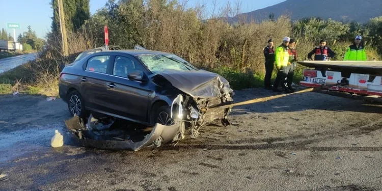 Bursa’da iki otomobil kafa kafaya çarpıştı