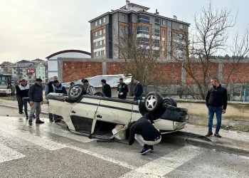 Araç takla attı: 2 yaralı