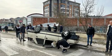 Araç takla attı: 2 yaralı