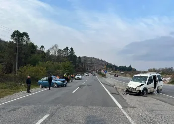 “U” dönüşü yapan otomobil hafif ticari araçla çarpıştı