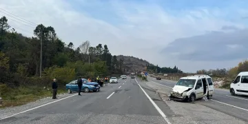 “U” dönüşü yapan otomobil hafif ticari araçla çarpıştı