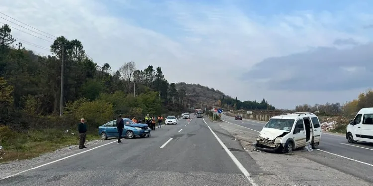 “U” dönüşü yapan otomobil hafif ticari araçla çarpıştı