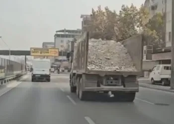 Bursa’da moloz yüklü kamyon tehlike saçtı