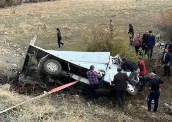 Meyve yüklü kamyonet devrildi: 1 ölü, 1 yaralı