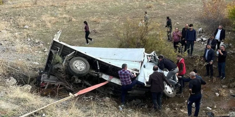 Meyve yüklü kamyonet devrildi: 1 ölü, 1 yaralı