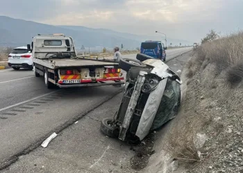 D100’de otomobil yan yattı