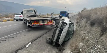 D100’de otomobil yan yattı