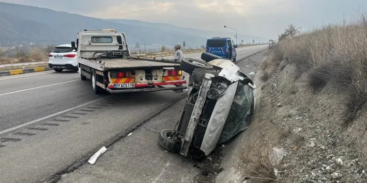 D100’de otomobil yan yattı