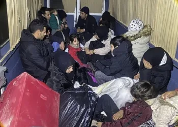 Ayvacık açıklarında 49 kaçak göçmen ile 2 göçmen kaçakçısı şüphelisi yakalandı