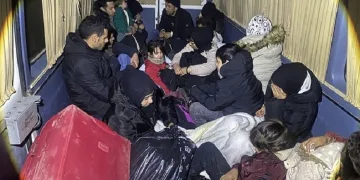 Ayvacık açıklarında 49 kaçak göçmen ile 2 göçmen kaçakçısı şüphelisi yakalandı