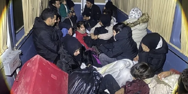 Ayvacık açıklarında 49 kaçak göçmen ile 2 göçmen kaçakçısı şüphelisi yakalandı