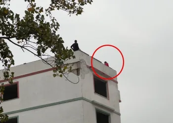 İnşaatın 7. katına çıkan bir kadın intihara kalkıştı