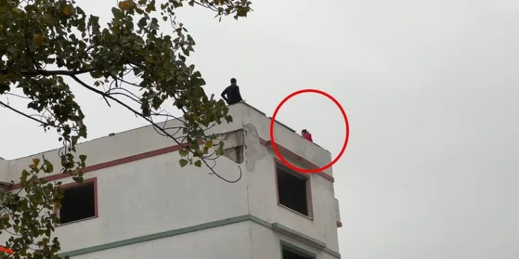 İnşaatın 7. katına çıkan bir kadın intihara kalkıştı