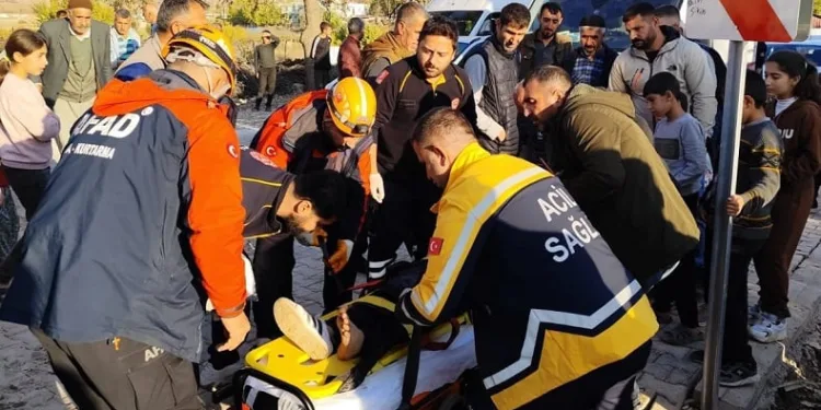 12 yaşındaki çocuk elektrik direği çukuruna düştü