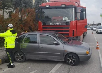 Tır ile otomobil çarpıştı