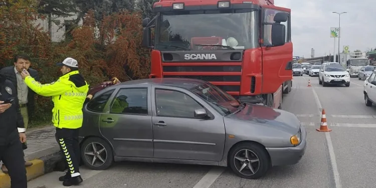 Tır ile otomobil çarpıştı