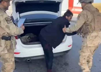Otomobilin bagajında yakalanan düzensiz göçmen sınır dışı edildi