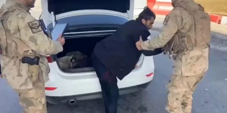 Otomobilin bagajında yakalanan düzensiz göçmen sınır dışı edildi
