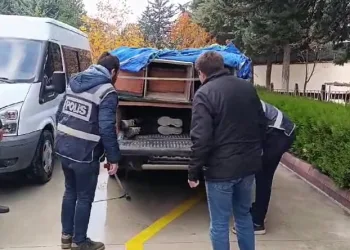 Arı kovanlarının altından 4 kaçak göçmen çıktı