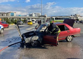Otopark çıkışında alev alan otomobil kullanılamaz hale geldi