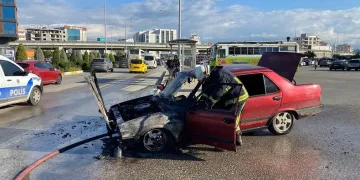 Otopark çıkışında alev alan otomobil kullanılamaz hale geldi
