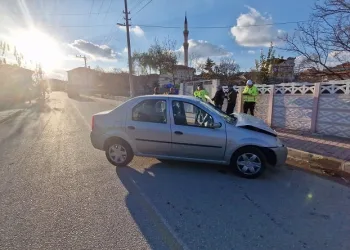 Ağaca çarpan otomobilin sürücüsü yaralandı