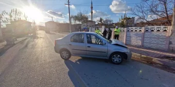 Ağaca çarpan otomobilin sürücüsü yaralandı