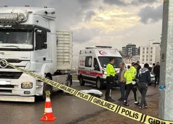 Tırın altında kalan motosiklet sürücüsü hayatını kaybetti