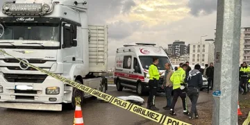Tırın altında kalan motosiklet sürücüsü hayatını kaybetti