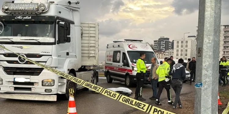 Tırın altında kalan motosiklet sürücüsü hayatını kaybetti