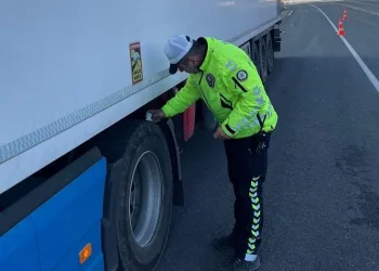 Polislerden kış lastiği kontrolü