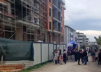 İnşaat iskelesinden düşen işçi ağır yaralandı