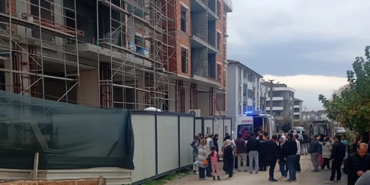 İnşaat iskelesinden düşen işçi ağır yaralandı