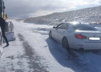 Otomobilleri ile kara saplanan aileyi jandarma ekipleri kurtardı