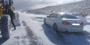 Otomobilleri ile kara saplanan aileyi jandarma ekipleri kurtardı