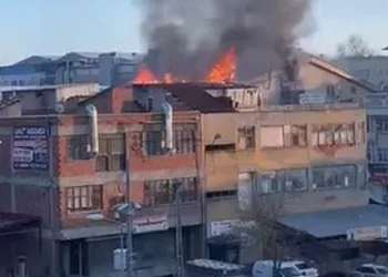 İş yerinin çatısında yangın