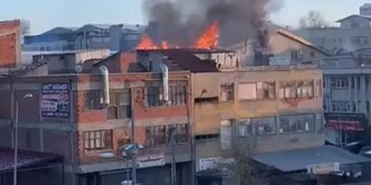 İş yerinin çatısında yangın