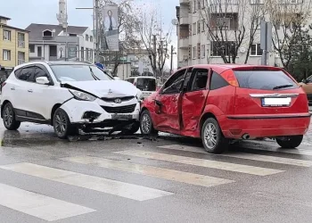 Bursa’da araçlar çarpıştı: 1’i çocuk 2 kişi yaralandı