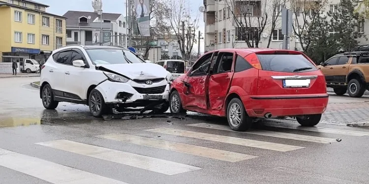 Bursa’da araçlar çarpıştı: 1’i çocuk 2 kişi yaralandı