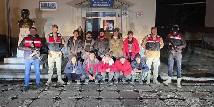 Termal kamerayla tespit edilen 10 düzensiz göçmen yakalandı