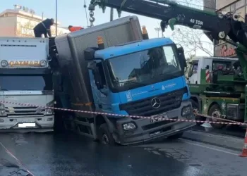 Yol çöktü, 2 kamyon çukura düştü