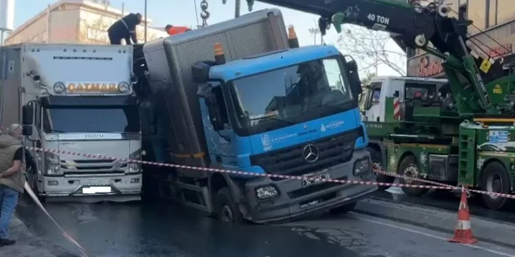 Yol çöktü, 2 kamyon çukura düştü