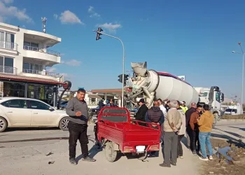 Beton mikseri ile çarpışan motosikletin sürücü öldü
