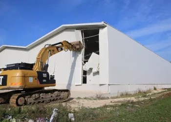 Nilüfer’de kaçak depo yıkıldı