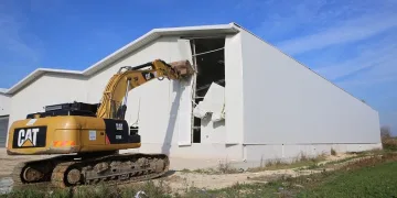 Nilüfer’de kaçak depo yıkıldı