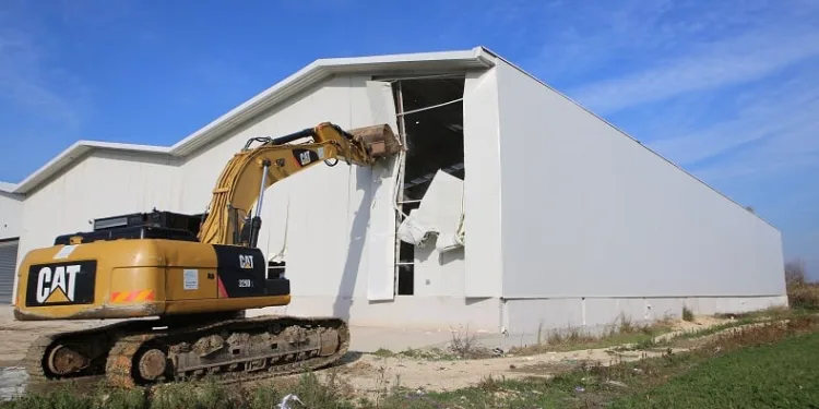 Nilüfer’de kaçak depo yıkıldı