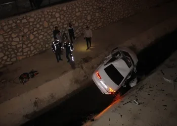Kafa kafaya çarpışan otomobillerden biri 7 metre derinliğindeki kanala uçtu: 2 yaralı