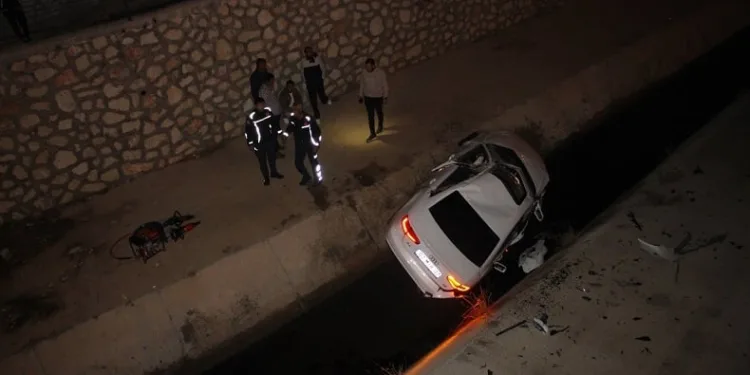 Kafa kafaya çarpışan otomobillerden biri 7 metre derinliğindeki kanala uçtu: 2 yaralı